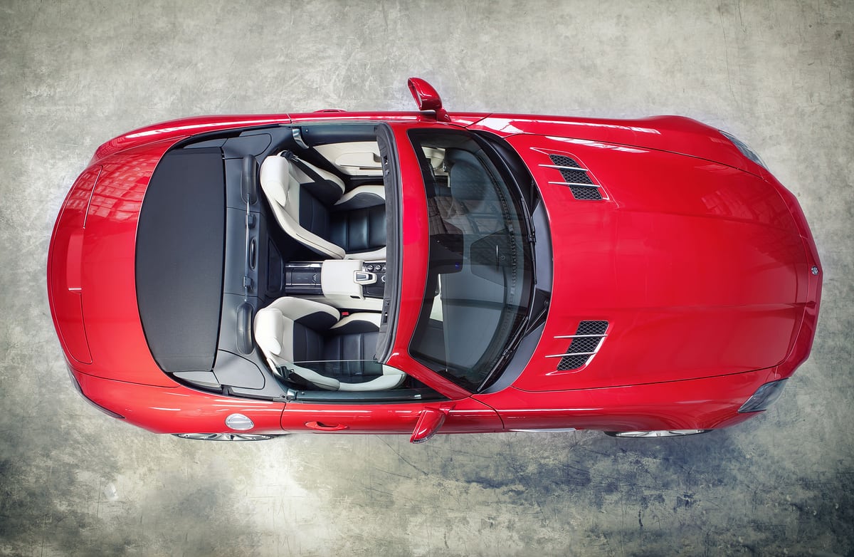 Roter Ferrari 458 Spider von oben fotografiert vor grauem Studiohintergrund