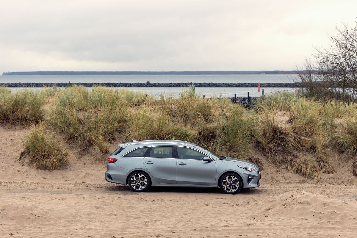 KIA Ceed Sportswagon zwischen Stranddünen an der Ostsee