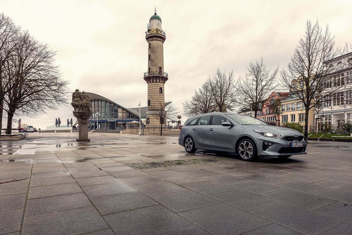 KIA Ceed Sportswagon auf der Promenade vor Leuchtturm und Teepott in Warnemünde