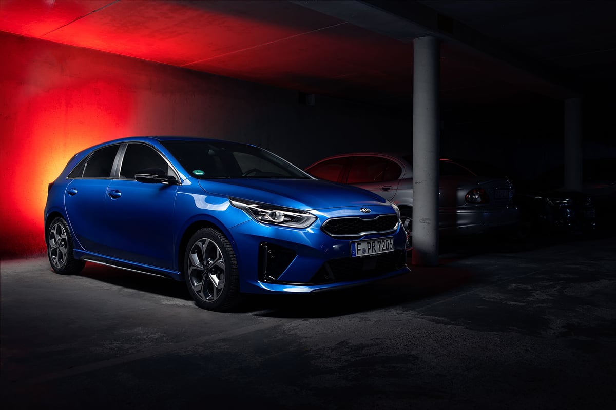Blauer KIA ProCeed GT in einer Tiefgarage mit rotem Licht