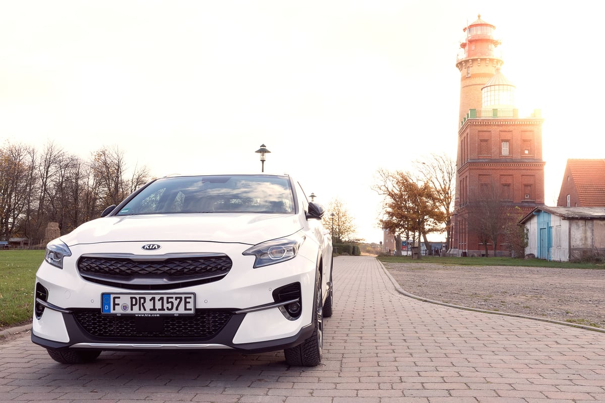 Weißer KIA XCeed vor dem Leuchtturm am Kap Arkona auf Rügen