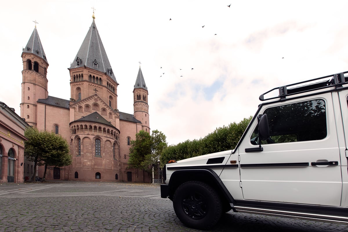 Weiße Mercedes G-Klasse vor dem Mainzer Dom