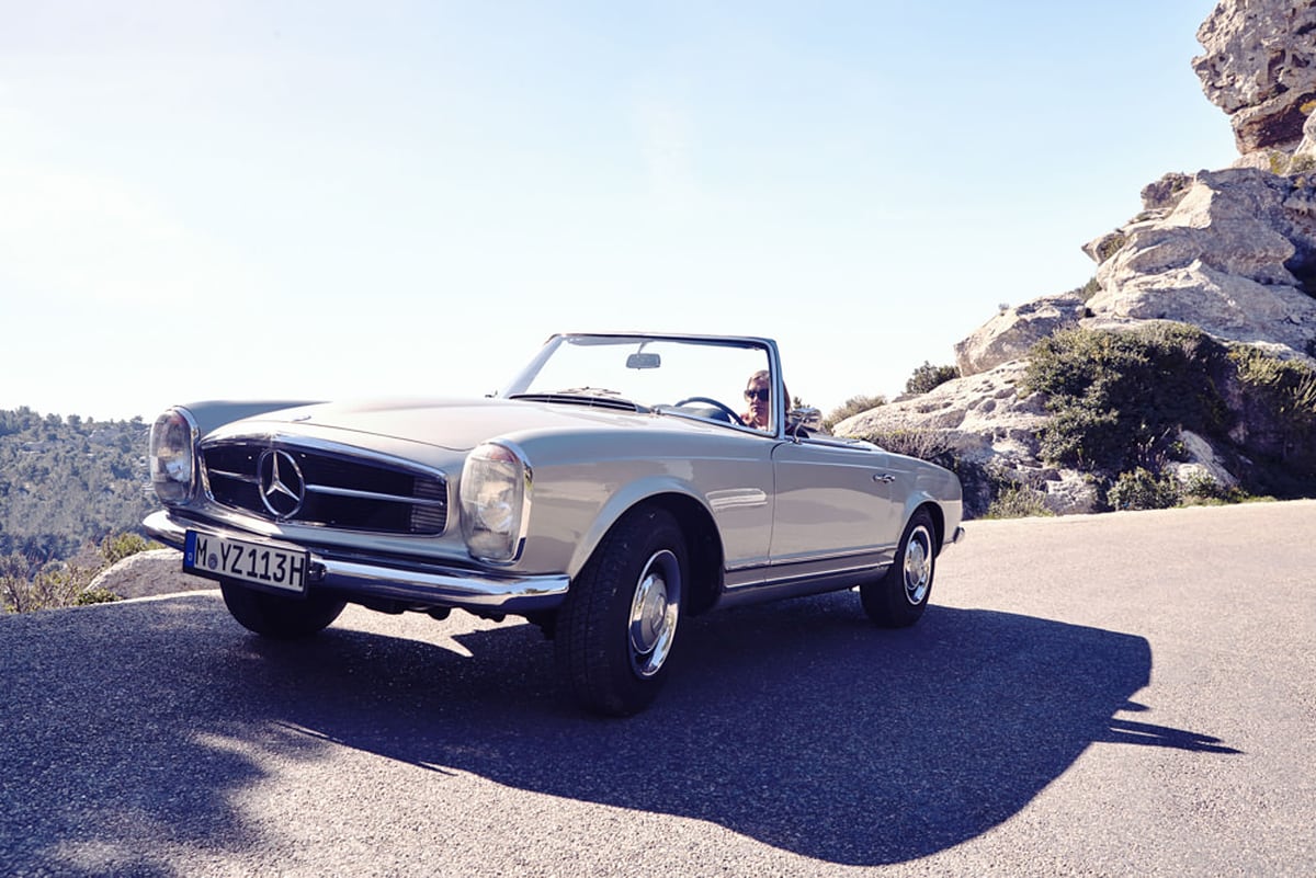Mercedes-Benz Pagode Cabrio auf einer sonnigen Küstenstraße