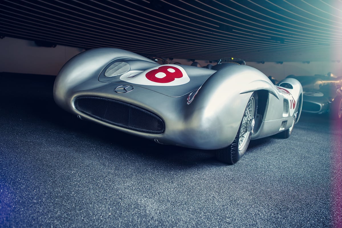 Historischer Mercedes-Benz Silberpfeil Stromlinienwagen in einer Halle