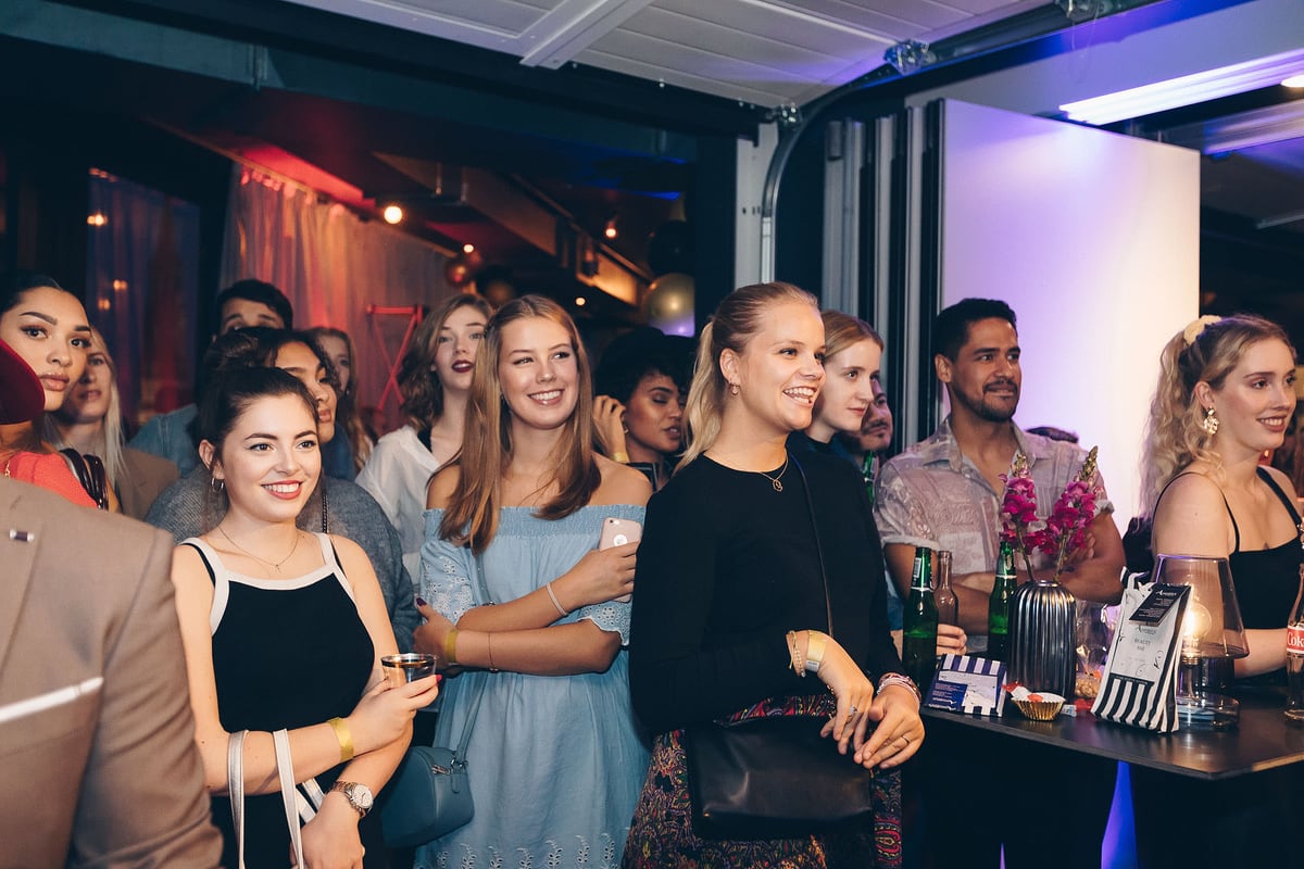 Publikum bei einem Launch-Event, Gäste lachen und schauen zur Bühne
