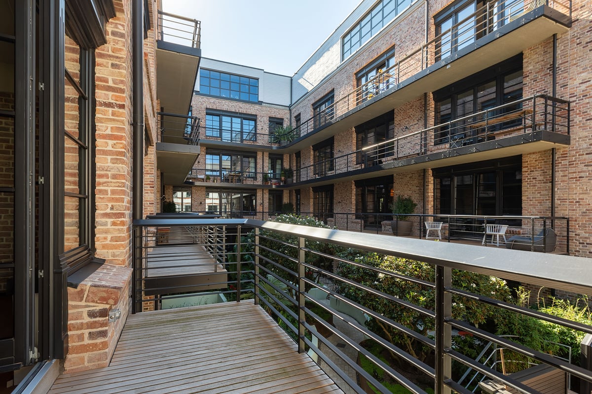 Backsteinfassade des Loft-Gebäudes in Hamburg-Altona mit Balkonen und Begrünung