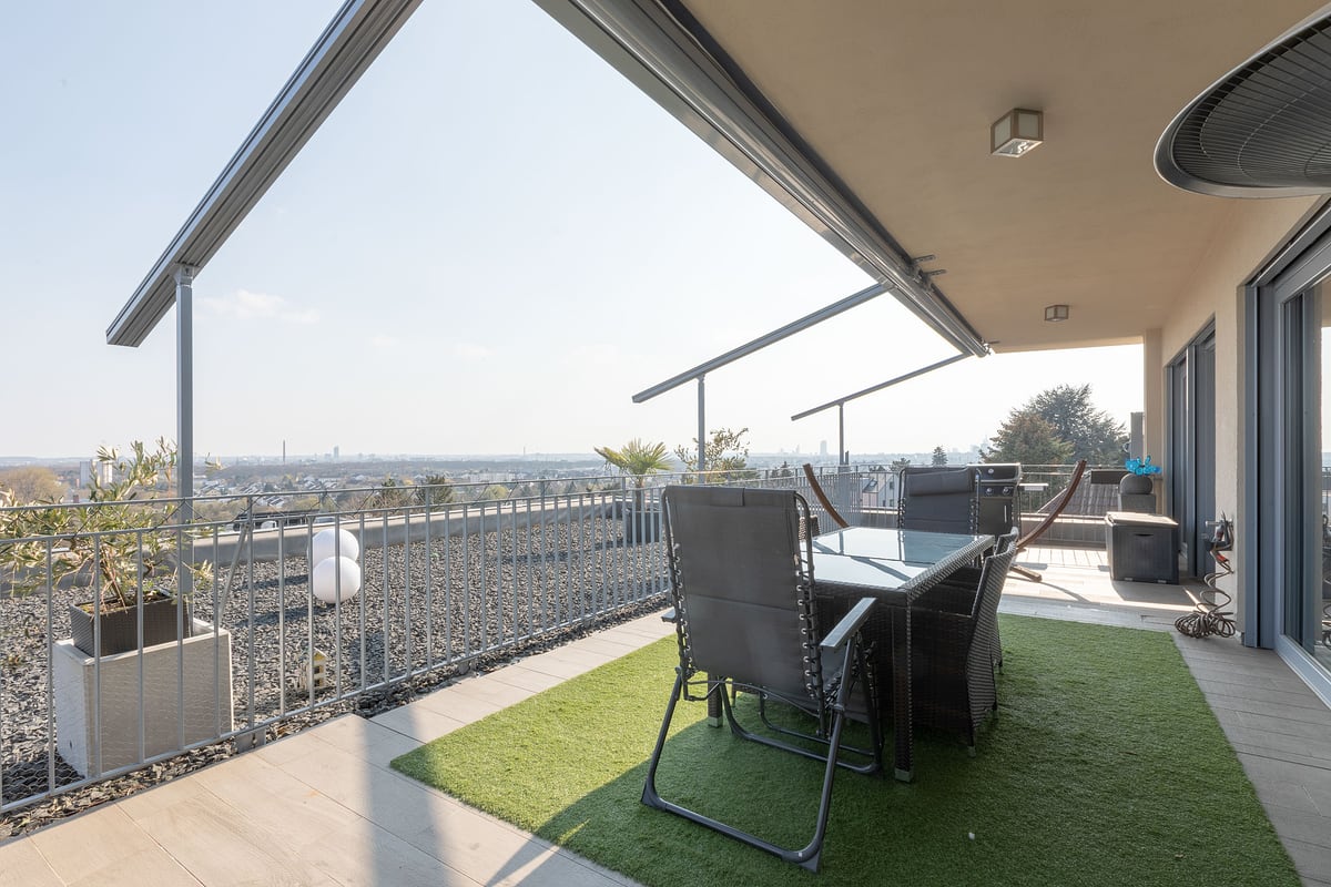 Dachterrasse mit Loungemöbeln und Ausblick