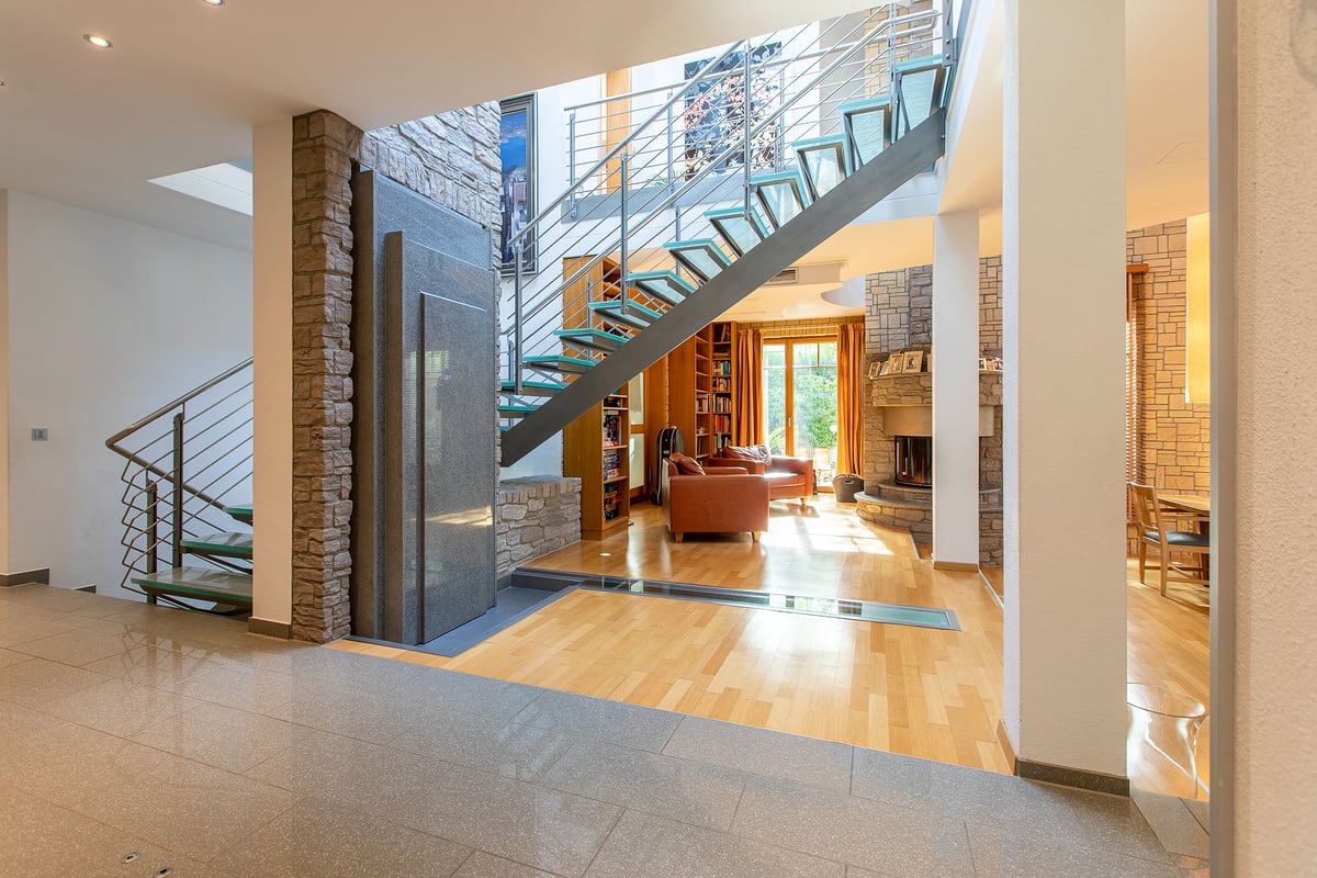 Offene Treppe und Galerie in einer Villa mit viel Tageslicht