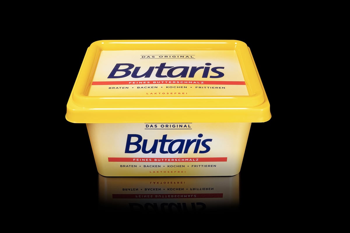 Butaris Butterschmalz-Packung, freigestellt mit Spiegelung
