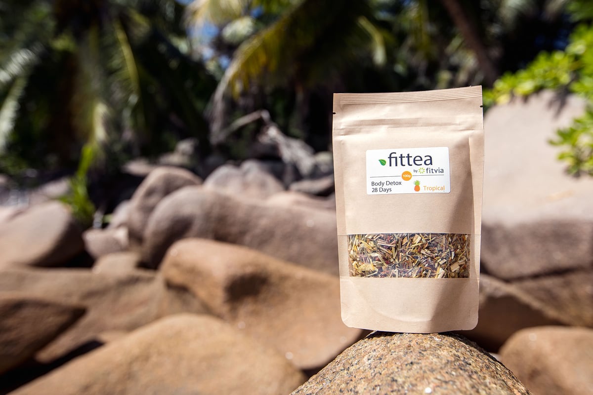 Fitvia Tee-Packung auf Felsen im Grünen