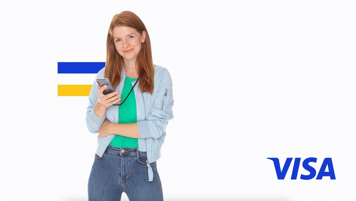 Frau mit Smartphone vor weißem Hintergrund – VISA Debit Kampagnenmotiv
