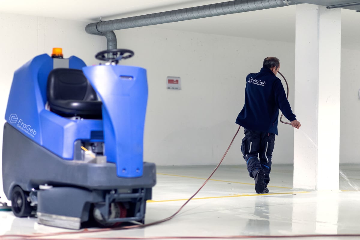 Aufsitz-Reinigungsmaschine im Einsatz in einer Tiefgarage